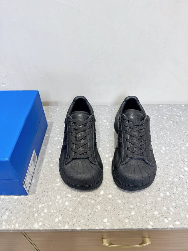 Adidas 联名 Avavav 25Ss 贝壳头 滑板鞋 不同于上次联名，这次直接在贝壳头本体上加大加宽，成为了时尚完全体“方头贝壳头”，把时装属性和运动潮流