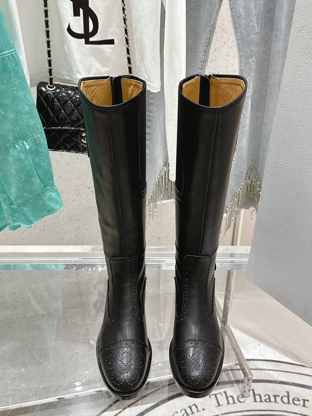迪奥 秋冬骑士靴 顶级新款系列D-Folk侧拉链女靴布洛克雕花优雅高贵，整体视觉简约利落，很飒很帅气哦人气超高质感透气超级舒适，鞋头英伦雕花风格设计！ 鞋面采用
