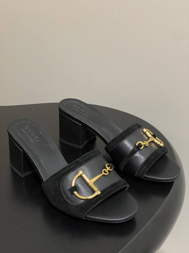 经典马衔扣 一字拖鞋 顶级复刻 夏天最值得入手的单品 自带高级气场的凉鞋 搭配裙装裤装率性洒脱 日常度假都是必不可少！ 鞋面采用原版定制材质 内里垫脚进口小羊皮