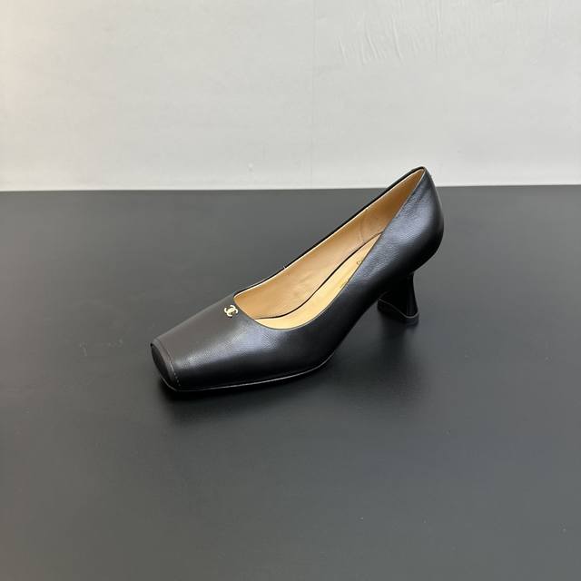 2025Ss Chanel香奶奶香奈儿鱼嘴高跟单鞋 经典方头轮廓，流畅利落，适配多种风格穿搭。鞋身点缀标志性双C Logo，细节之处彰显奢华质感 。适中的粗跟设