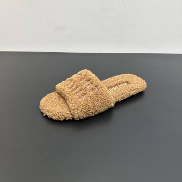 Miumiu 25Ss 秋冬走秀款 毛毛拖鞋 包头拖 这款永不过时的反绒皮 鞋饰有硬币与压花Miu徽标，彰显别具一格的经典格调 鞋头盖点缀皮革饰带与徽标雕花金属