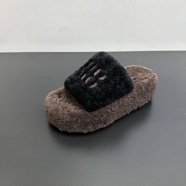 Miumiu缪缪秋冬新款松糕底厚底毛毛拖 每逢秋冬来临 毛拖是必不可少的单品 不仅足够保暖 还能拥有舒适的触感无论搭配什么都有种漫不经心的时髦纯羊毛有用手拨开是