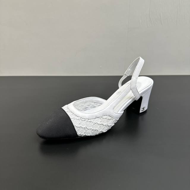 Chanel 香奈儿小香风经典拼色凉鞋，夏季专柜新色，这款单品延续经典小香特色...百搭时尚单鞋走秀款，全新升级楦头 ，独家订制五金扣 、原版开模 小香全系列