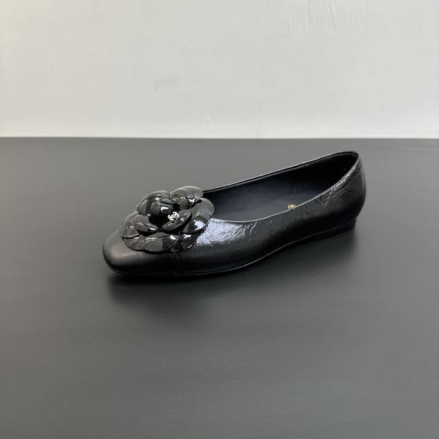香奈儿小香 25 2025 春夏新品 小香山茶花玛丽珍方头单鞋系列上新 Bs时尚圈的绝绝子 搭配将演绎着细致 极简 永不褪去的经典元素 展现与众不同的穿搭风格美