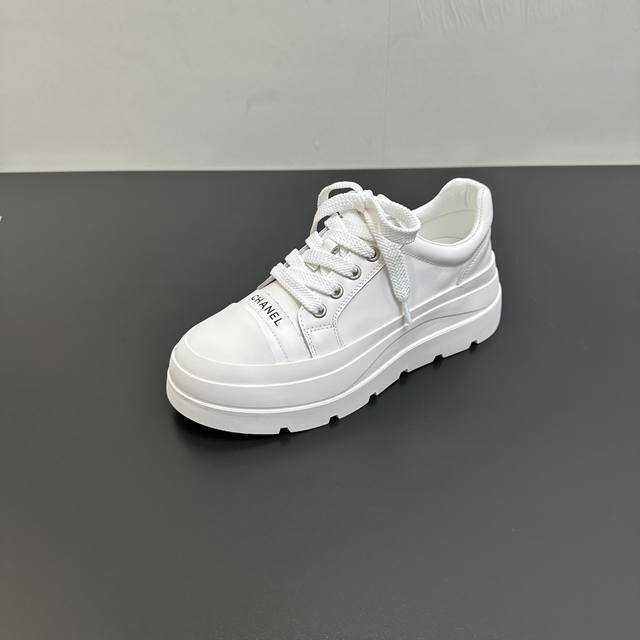 Chanel香奈儿25S厚底小白鞋，休闲鞋板鞋，网红明星同款 ，将时尚与舒适完美融合。鞋面简约大气，厚底设计拉长腿部线条，无论是搭配裙装还是裤装，都能轻松提升时