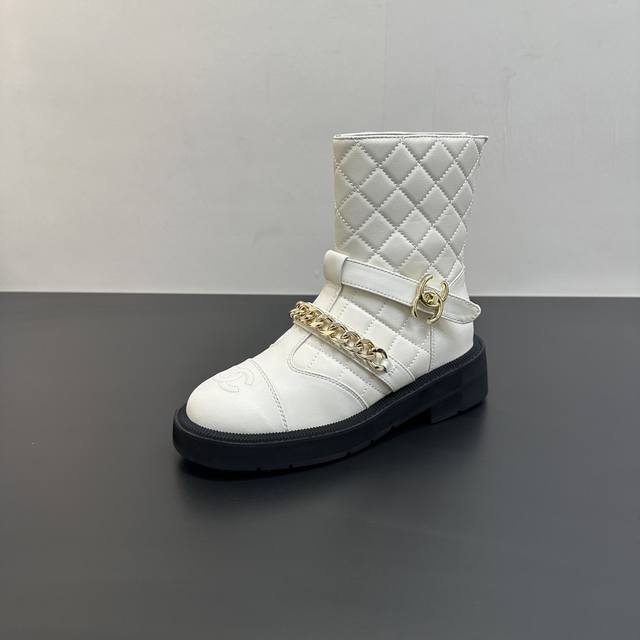 小香家Chanel25秋冬海报款新品链条短靴！经典靴型+英伦复古设计，经典耐看！原版倒模楦型，极致1:1形体，进口独家面料呈现出精致质感！链条+菱格靴筒 开模定