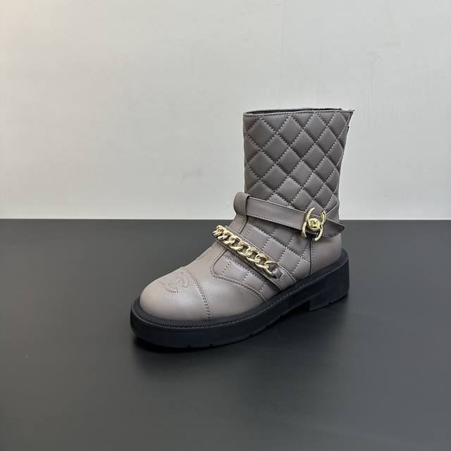 小香家Chanel25秋冬海报款新品链条短靴！经典靴型+英伦复古设计，经典耐看！原版倒模楦型，极致1:1形体，进口独家面料呈现出精致质感！链条+菱格靴筒 开模定