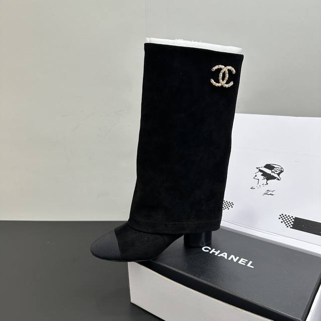 思 秋冬新款Chanel 25A小香 裤管靴长靴高靴 走秀款圆头粗跟裤筒靴长靴骑士靴直筒靴 非常爆真的是很耐看越看越喜欢！这款裤管靴真的太适合秋冬了 上脚超级好