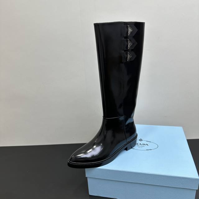 Prada｜普拉达秋冬新品三角标粗跟尖头一脚蹬长靴高靴切尔西靴 面料采用进口牛皮、高级定染羊皮内里、组合鞋底 筒高36Cm, 小腿围35.5Cm 跟高：3.5C