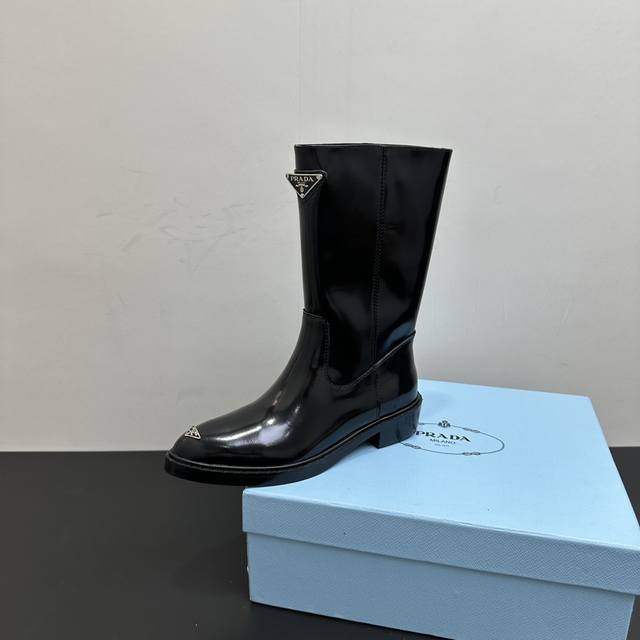 Prada｜普拉达秋冬新品三角标粗跟尖头一脚蹬短靴切尔西靴 面料采用进口牛皮、高级定染羊皮内里、组合鞋底 跟高：3.5Cm Size：35-41 40 41定制