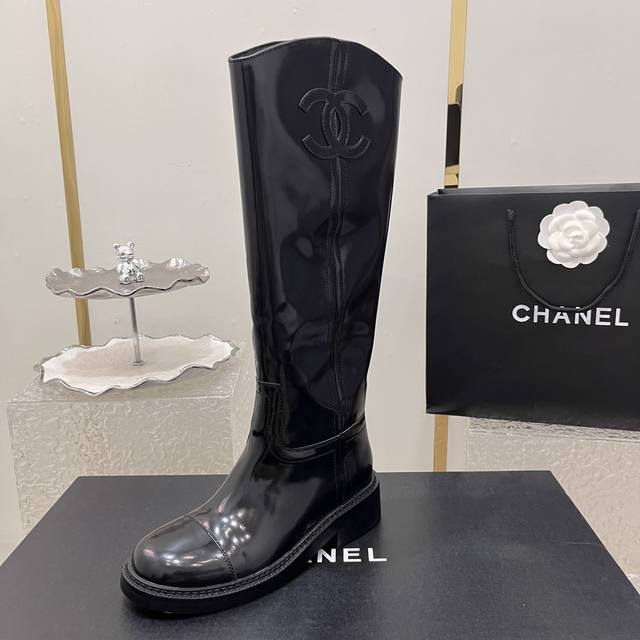 新款Chanel香奈儿高版本一脚蹬长靴高靴骑士靴，面料头层进口小牛皮或开边珠牛皮，内里羊皮，纹路细腻，柔软透气，上脚轻盈舒适，码数5-39 40.41定