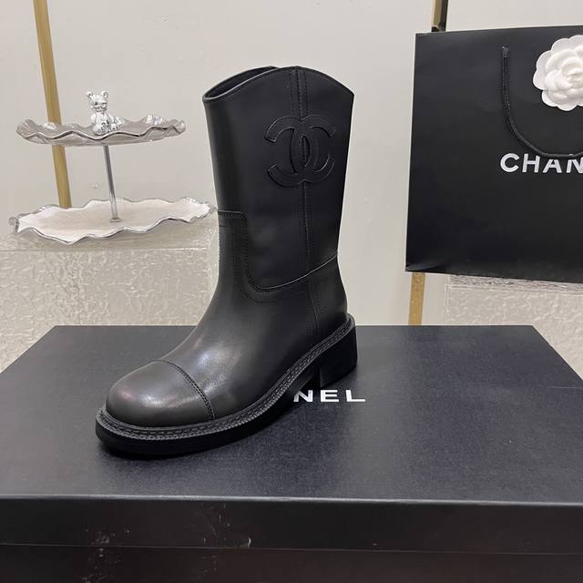 新款Chanel香奈儿高版本一脚蹬骑士靴短靴中筒靴，面料头层进口小牛皮或磨砂牛皮，内里羊皮，纹路细腻，柔软透气，上脚轻盈舒适，码数5-39 40.41定