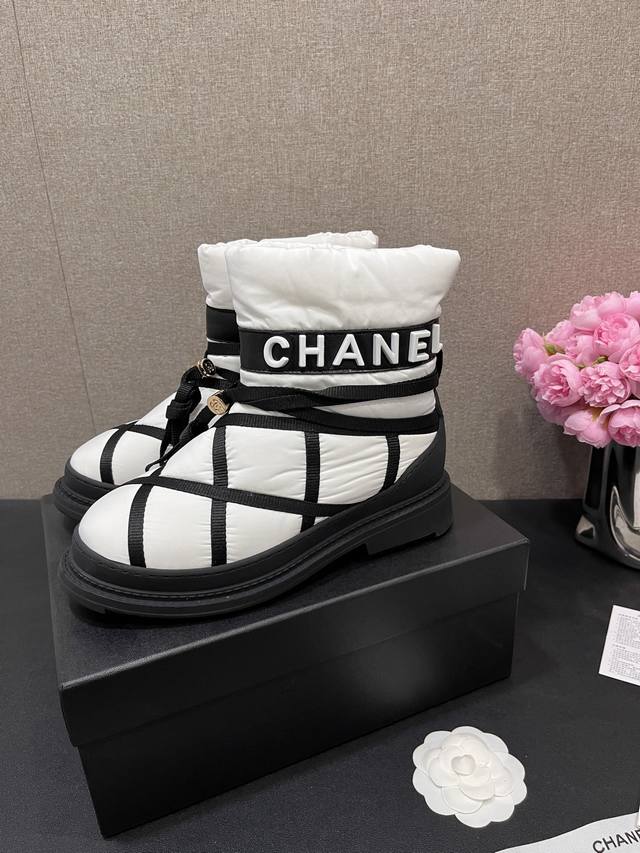 Chanel 香奈儿 秋冬经典款雪地靴，超保暖神器像羽绒服一样柔软，鞋底Logo可以切换带钉的很防滑，好看又实用这个价钱的性价比在香香 面料：防水布 内里：羊毛