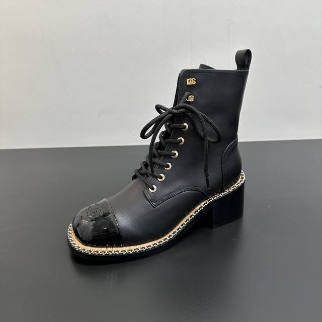 25Ss秋冬新款Chanel小香链条方头粗跟拼接系带内拉链短靴 香家气质高奢风延续。把品牌经典的穿皮链条元素运用到了鞋底上，真是完全长在香粉的审美上，穿上就是优