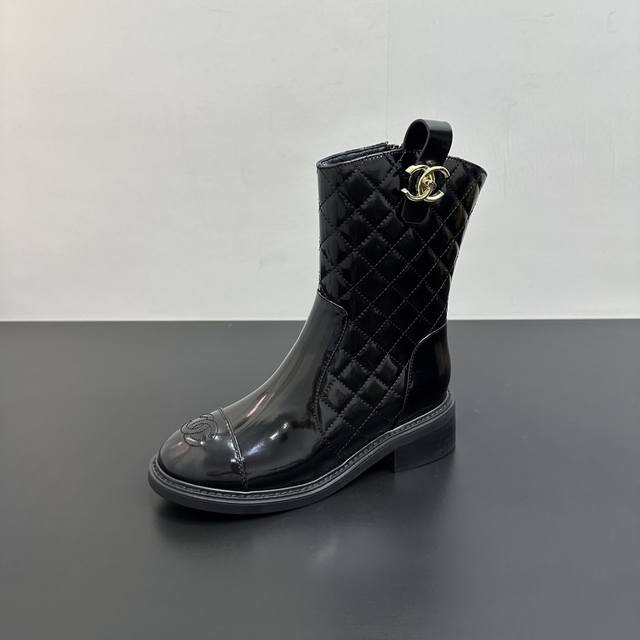 Chanel 香奈儿 25秋冬新款圆头电绣菱格内拉链短靴 独特标签及松紧扣设计，适合一切脚型，显瘦百搭～经典版型搭配组合营造出了很强烈的高级感 上脚非常精致 俏