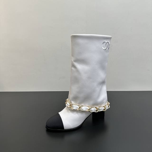 Chanel香奈儿小香25K秋冬大链条粗跟裤管靴长靴 标志性的大链条设计，把经典玩出花！ 粗旷却不失精致的金属链条环绕靴筒 在硬朗与柔美间达到精妙平衡 碰撞出极