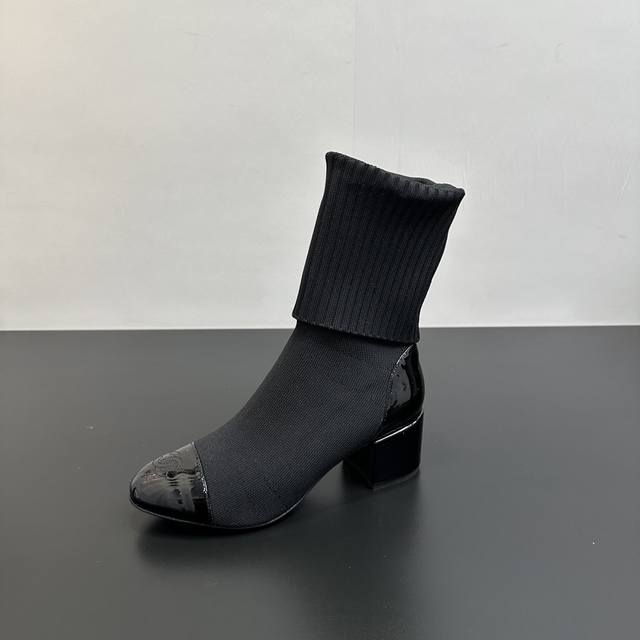 Chanel 香奈儿小香25Ss秋冬小香粗跟袜子靴 袜筒采用针织弹力毛线，上脚舒适显瘦！靴筒可下翻调节高度，搭配各种长短下装毫无违和感，可尽情实践关于美的各种搭