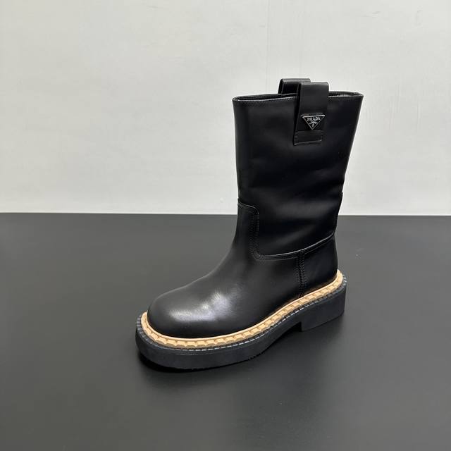 Prada｜普拉达秋冬新品三角标一脚蹬短靴 面料采用进口牛皮或磨砂羊皮拼接、高级定染羊皮内里、组合鞋底 跟高：4Cm 筒高21厘米，最高处围度33厘米 Size