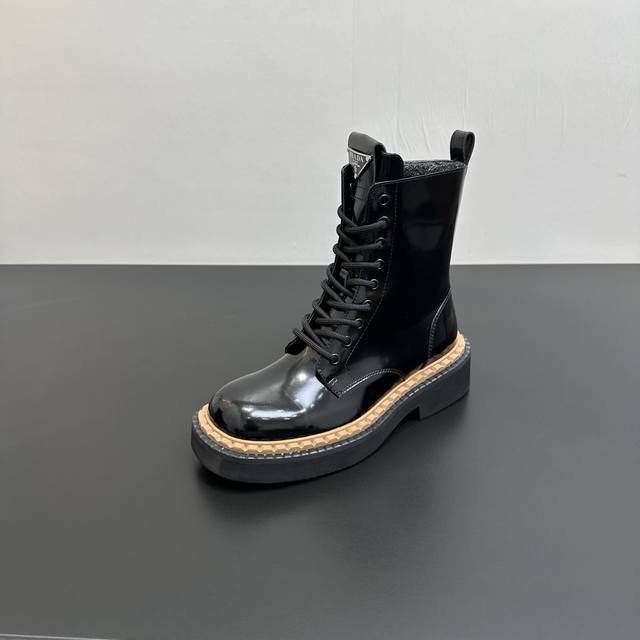 Prada普拉达倒三角标厚底系带短靴 超级好看，修腿显细。 材质；弹力牛绒 牛皮 开边珠 内里羊皮，无敌显腿长 码数35-39 40.41定