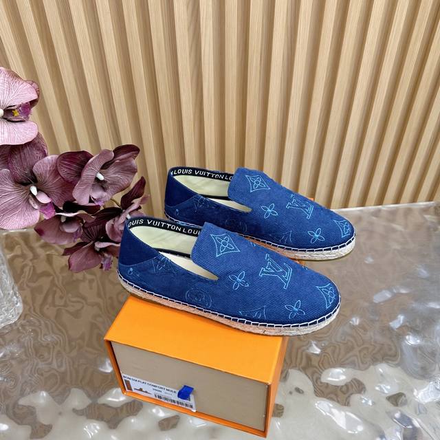 Lousi Vuitton Lv 路易威登 渔夫鞋Bidart 女 男340 Espadrilles采用带有Monogram 图案的提花编织工艺，其特点是鞋后部