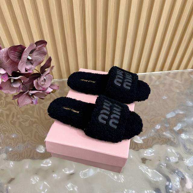 代购级 Miumiu 25Ss 秋冬走秀款 毛毛拖鞋 包头拖 这款永不过时的反绒皮 鞋饰有硬币与压花Miu徽标，彰显别具一格的经典格调 鞋头盖点缀皮革饰带与徽标