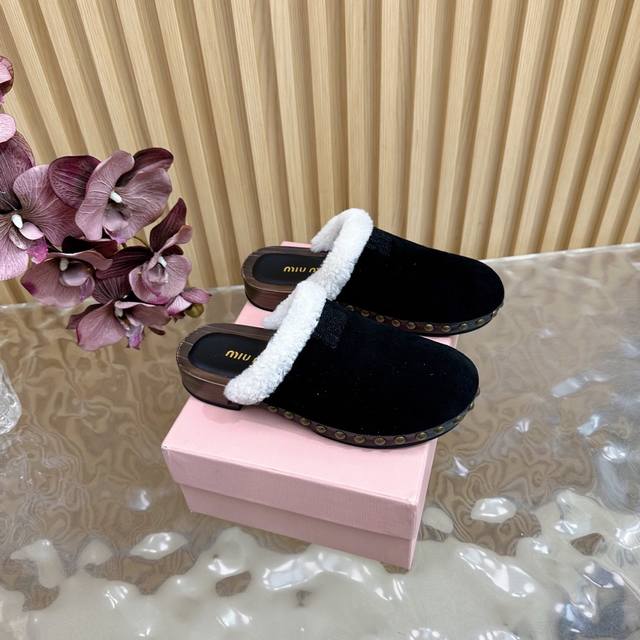 代购级 Miumiu 25Ss 秋冬走秀款 毛毛拖鞋 包头拖 这款永不过时的反绒皮 鞋饰有硬币与压花Miu徽标，彰显别具一格的经典格调 鞋头盖点缀皮革饰带与徽标