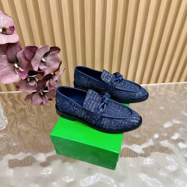 Bottega Venet* 皮质编扣，女士Astaire乐福鞋 最新配色 原版一比一做法 一致五金 当今流行的又一趋势 天花板啦 3色百搭，精致平底 包裹面料