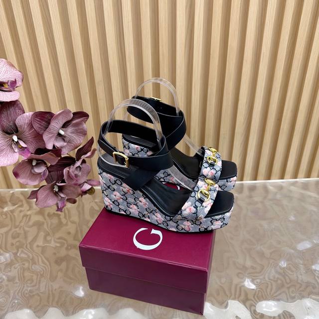 Gucci 古驰经典马衔扣坡跟凉鞋 G家标志性马衔扣 邂逅时髦坡跟 一场华丽与舒适兼得的时尚盛宴就此开启。 这双凉鞋 是经典与现代的激情碰撞 每一步都是意式风尚