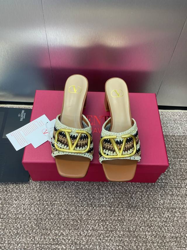工厂P价P Valentino 2025春夏系列新款平底女鞋 华伦天奴字母Logo五金扣粗跟方头露趾凉拖鞋 材质：鞋面进口环保透气毛呢布+水染羊皮内里+意大利真