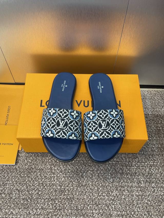 工厂P价P Louis Vuitto'2025春夏新款女鞋 Lv字母压花Logo露趾凉拖鞋 明星同款平底圆头沙滩鞋 材质：鞋面进口环保透气老花牛仔布+水染羊皮内