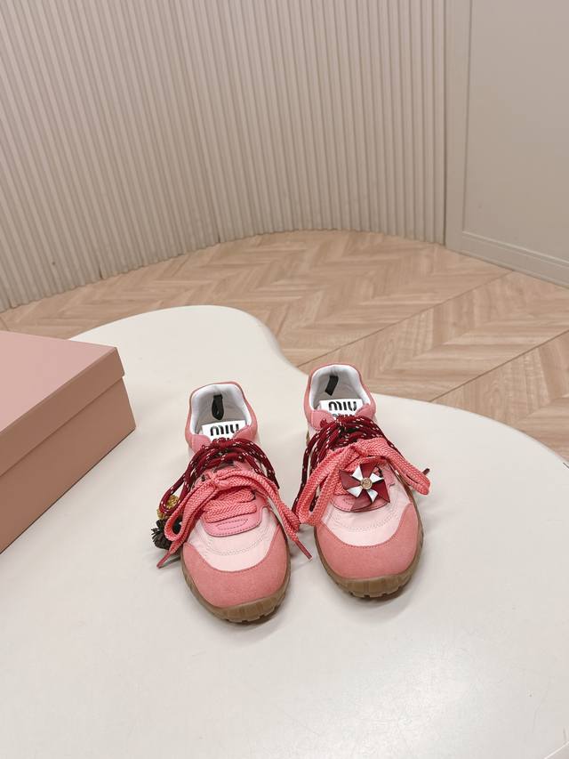 出 Miu Miu 25Ss 春夏新款走秀Miumiu 德训鞋 休闲运动鞋 休闲鞋秀场工艺来自Miu Miu系列的细节特写 新季的潮流此刻挚爱的概念，多元对撞，