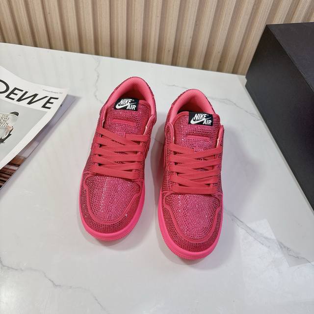 情侣 Air Jordan耐克联名25Vs早秋最新王炸情侣休闲爆款系列 情侣烫钻休闲鞋 唯独一款牛皮拼色的高帮鞋，耐克乔一情侣毛鞋让鞋迷大开眼界，各种意想不到的
