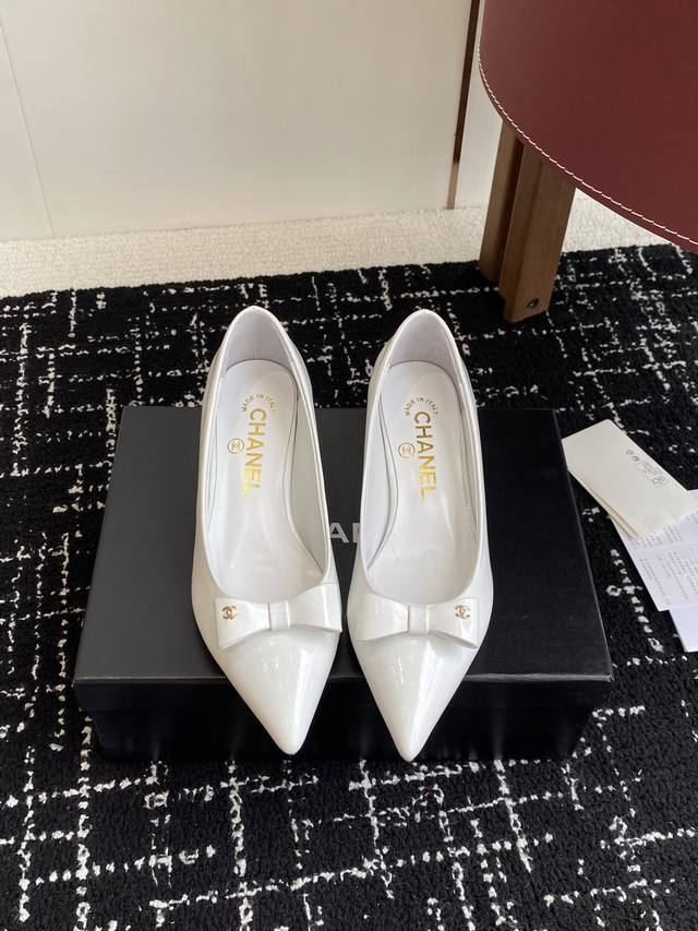 代购级 小香Chanel25Ss 早春新品太香了 尖头凉鞋 单鞋 这双我称之为“氛围感之神”，O柔颯利落的小尖头自带高级，版型超正且巨修饰脚型，时尚又气质彰显女
