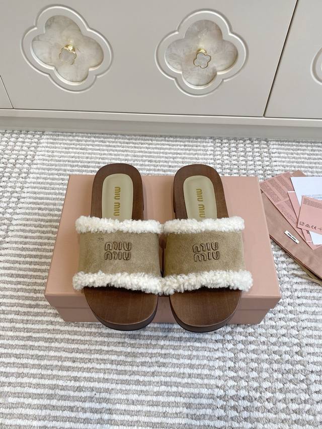 Miumiu 25Ss秋冬新款 木纹厚底羊毛拖鞋 Miumiu秀场适当独一无二的擦色工艺工艺来自Miu Miu系列的细节特写 新季的潮流要素一此刻挚爱的概念，多