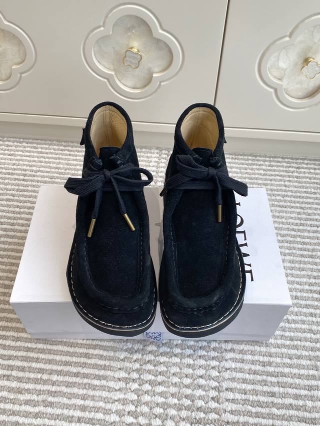 批低帮 高帮 Loewe 罗意威 25早秋新款 情侣款德比鞋 圆头乐福鞋复古绒面厚底短靴 绒面牛皮圆头德比鞋，采用宽大的莫卡辛鞋头结构绒面革滚边，鞋跟侧面Log