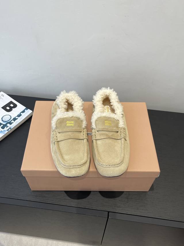 顶级品质 Miu Miu 缪缪 25Ss新款 方头一脚蹬 芭蕾舞鞋 乐福鞋 25新品缪缪秋冬款 懒人一脚蹬这一款也太美了吧，无敌搭配怎么穿都超级好看 鞋面 进口