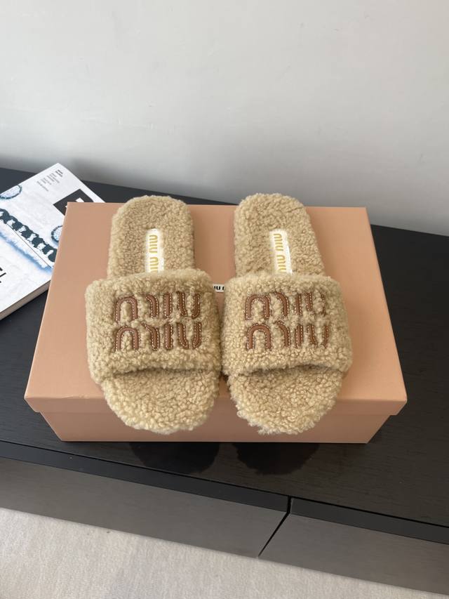 顶级品质 Miu Miu 25Ss 秋冬新品毛拖 秋冬新宠 百搭时髦单品 不管居家还是外穿都是品味的象征性 秋冬搭配袜子 那更是太绝太绝了 进口澳洲真羊毛 手感