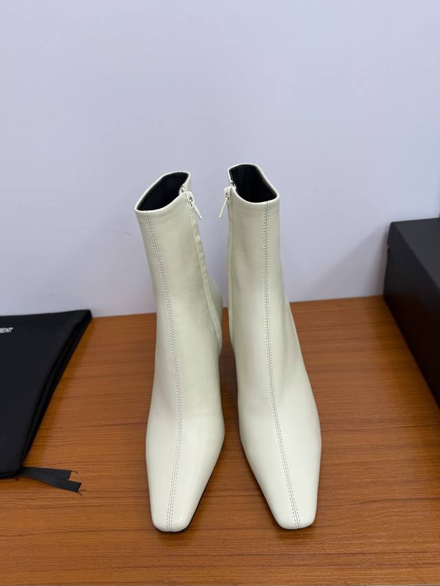 顶级品质 Saint Laurent Fw25 New Arrival～ Ysl圣罗兰2025秋冬新款侧拉短靴 鞋面：A级小羊皮 内里垫脚：羊皮 鞋底：意大利真