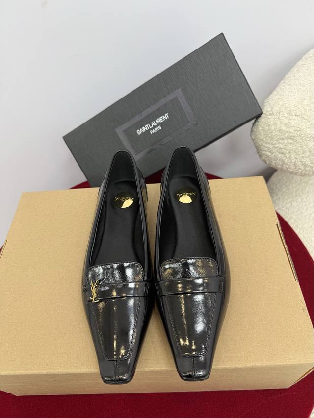 顶级精品 Saint Laurent Fw25 New Arrival～ Ysl圣罗兰早秋新款小方头单鞋｜Ysl平底鞋 鞋面：牛皮 真丝缎面 内里垫脚：原版定制