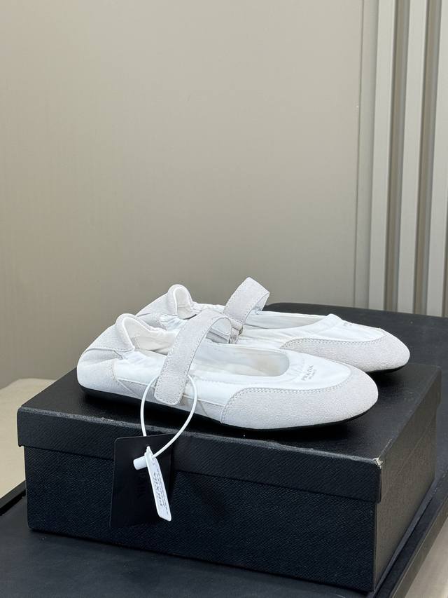 顶级品质 Prada女鞋Fw25 New 秀场上走下来的Collapse 麂皮拼接尼龙设计 超轻 超舒适 超慵懒！走20000步也不會累的 內裡小羊皮，鞋底胶底