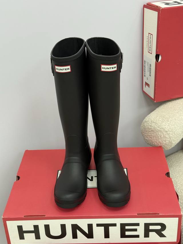 顶级品质 Hunter Ss25 New Arrival～ 爆款雨靴新品 户外露营防水防滑～耐造时髦单品！ 材质与工艺： 原版开模特殊防水材质 原版织物内里 防