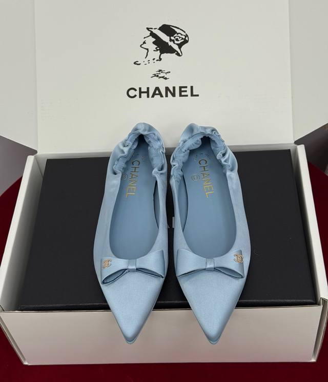 莞产 Chanel Ss25 New Arrival～ 小香早秋新款尖头平底鞋 香奈儿这一季度的小香风太美了～好仙呀！ 真丝材质小尖头搭配蝴蝶结后跟处弹力橡筋
