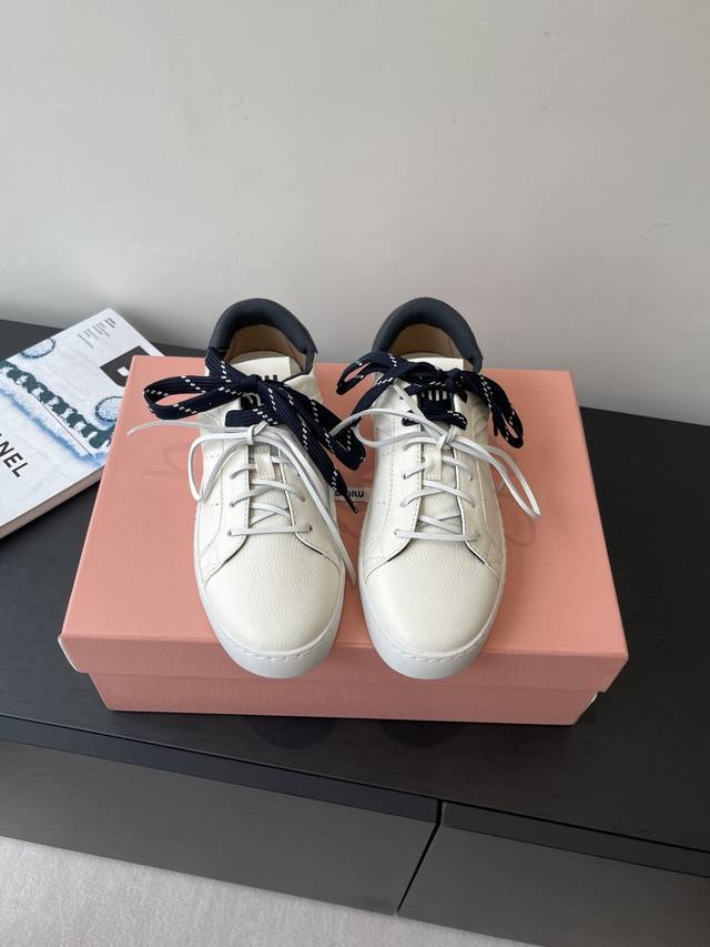 Miu Miu 缪缪 25Ss 春夏新款英伦风系带 小白鞋 休闲鞋 Miumiu秀场适当独一无二的擦色工艺工艺来自Miu Miu系列的细节特写 新季的潮流要素一