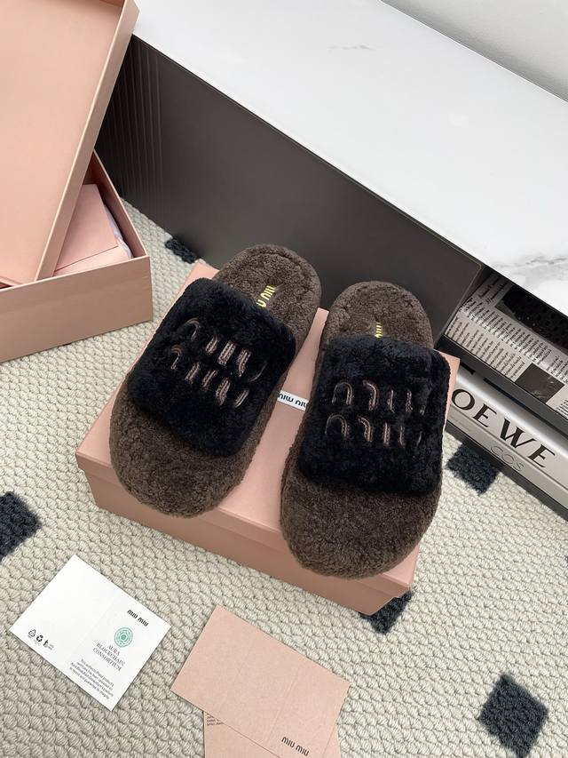 Miu Miu 缪缪25Wf秋季新品字母厚底毛拖 这双毛拖绝对是今年不能错过的时尚单品。整双鞋被软糯的羊羔毛包裹 亲肤又保暖，鞋面上标志性的Miu Miu字母点