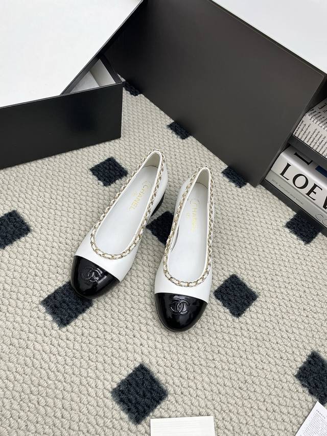 Chanel 小香25K新品链条双C粗跟单鞋 无论搭配裤装还是裙装都是完美，小圆头的设计很好的修饰脚型 ，小仙女们必备！ 鞋面：采用进口小羊皮 内里：顶级混种羊
