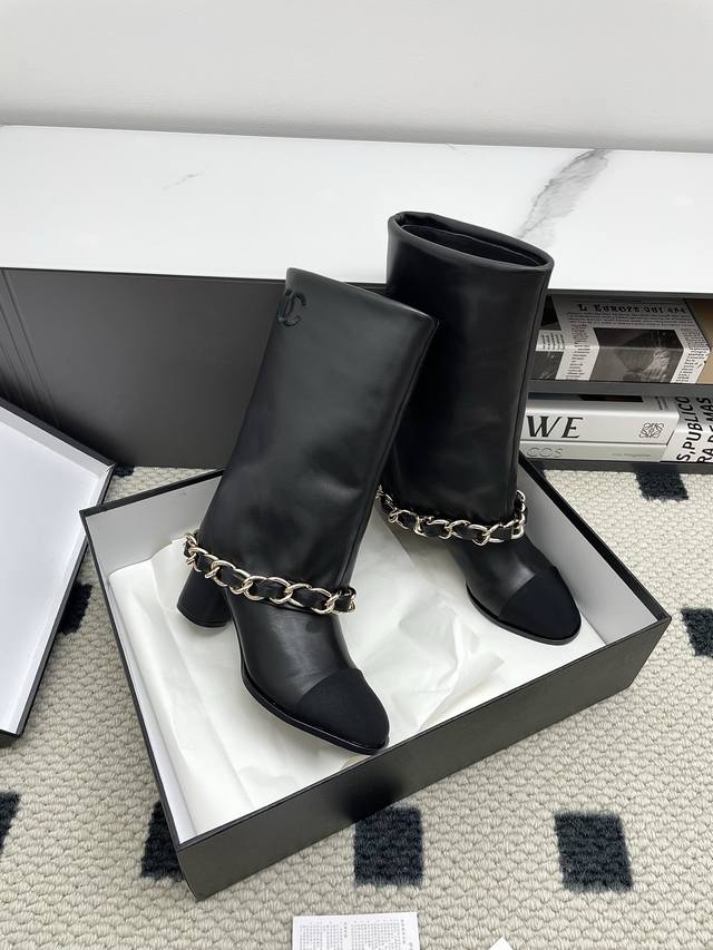 Chanel小香25Ss秋冬新品大链条拼色 粗跟裤管靴 标志性的大链条设计，把经典玩出花！无论是搭配简约的阔腿裤，营造随性大气的职场风格 还是与短裙短裤相配 展
