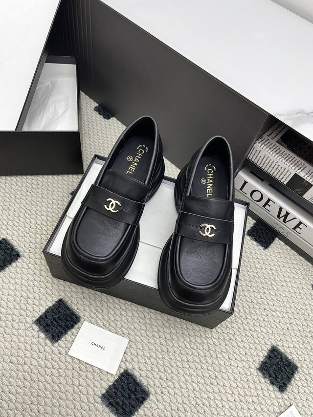 Chanel 25Ss 小香 新款 双C链条乐福鞋 单鞋 香奶奶新品乐福鞋 设计简约高级，超级百搭款！双C Logo点缀！进口牛皮肉眼可见的天然动物皮革的质感！
