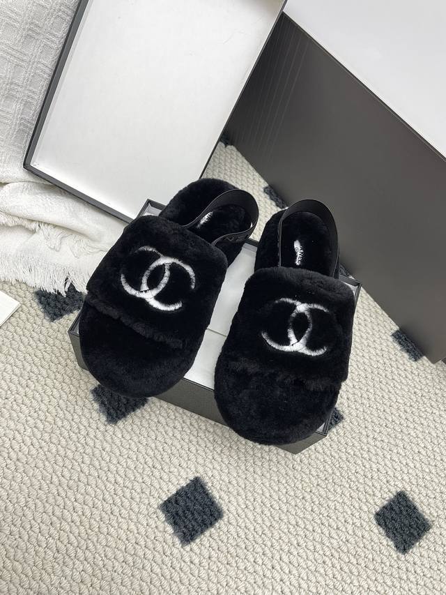 Chanel小香经典双C厚底毛毛拖鞋 这款毛拖真的是真太可爱了～柔软蓬松的毛毛，舒服暖脚 秋冬搭配袜子休闲又慵懒，上脚真的好看又时髦 鞋面:羊毛 底厚:5Cm