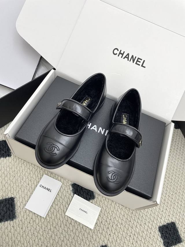 代购级Chanel 香奈儿 25Ss 秋冬新款羊毛 玛丽珍鞋 第一眼看上就被种草了根据天气变化自由穿搭！套上袜套春夏秒变可爱单鞋！秒变魔法公主 鞋面:采用进口羊