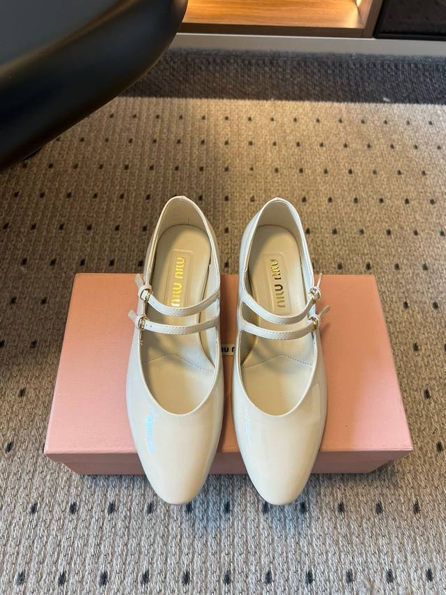 Miumiu25春夏走秀款粗跟玛丽珍鞋 上脚质感满各路明星订货会试穿订购火爆超级休闲百搭闭眼入都是不会后悔 Zp开发订制真正对版大底 鞋面：定制进口小牛漆皮 鞋